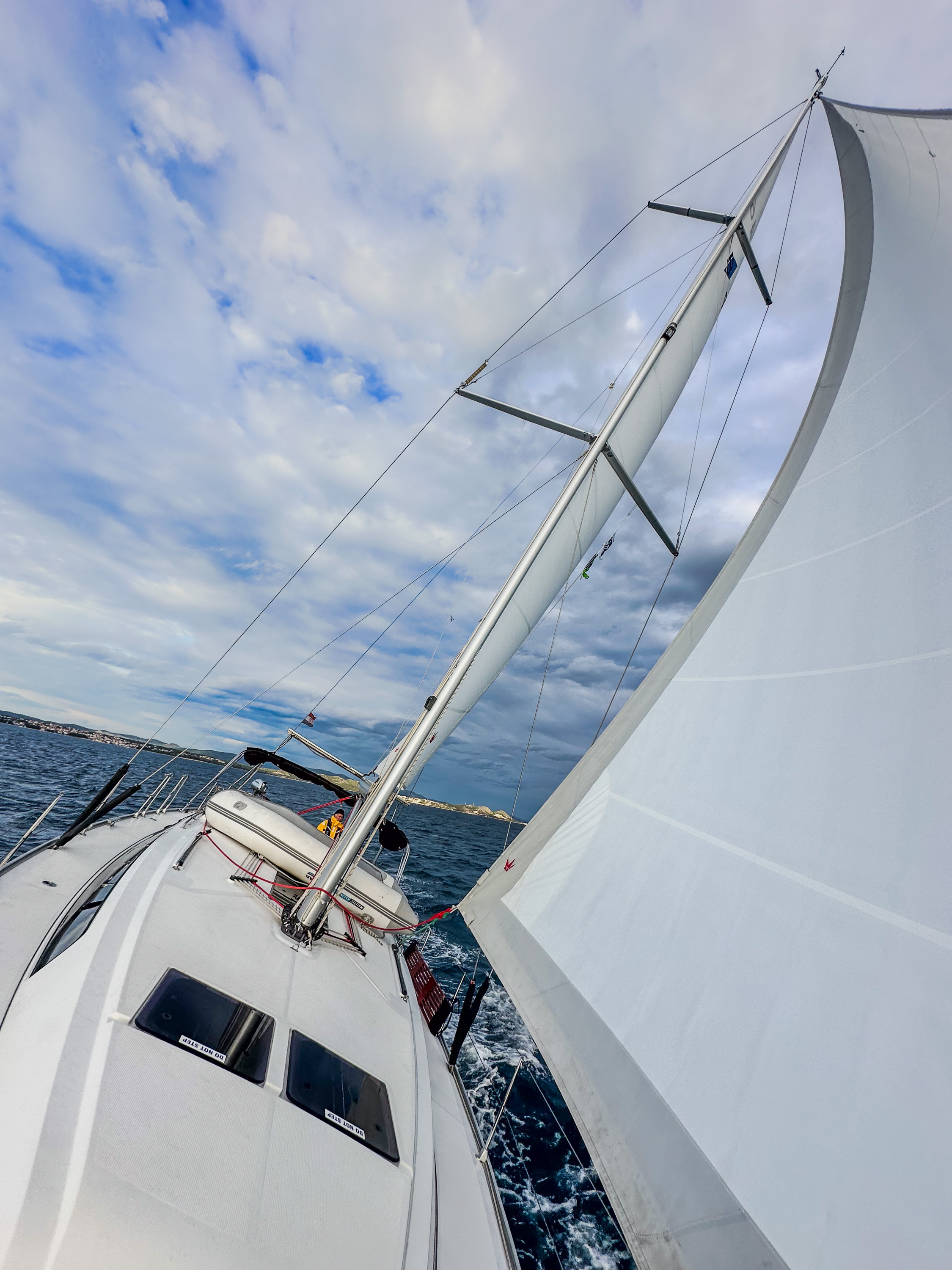 Avior under sail