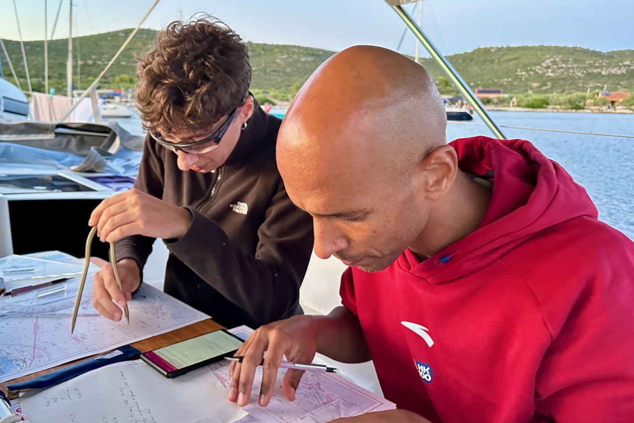Crew beim Navigieren an Deck