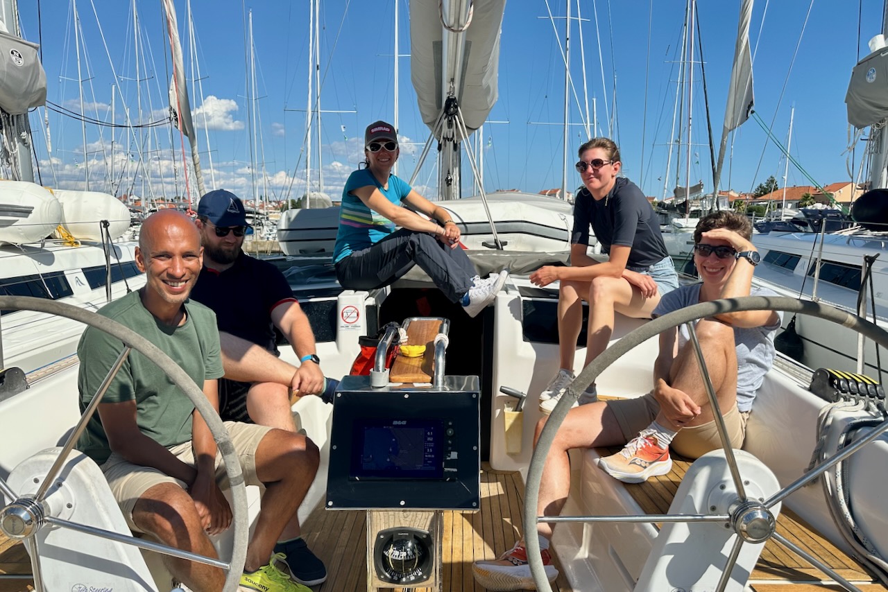 Crew beim Navigieren mit Seekarten