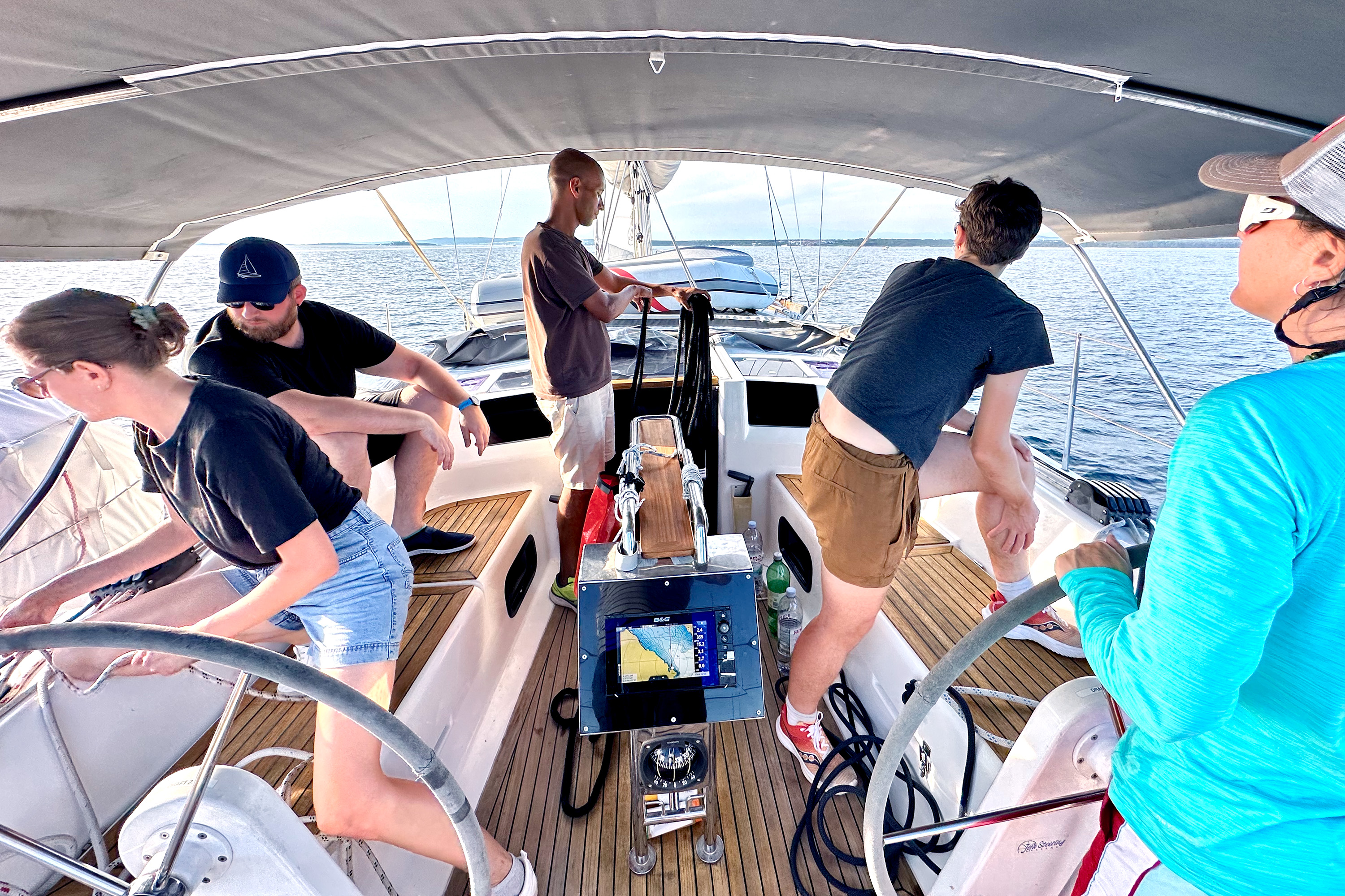 Crew beim aktiven Segeln